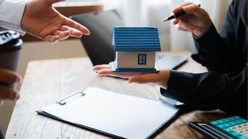 Two people discussing probate attorney fees in Virginia